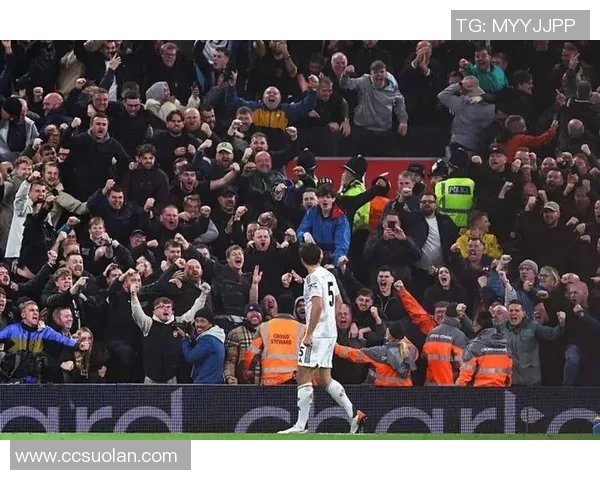 足球传奇谢幕之战回顾：球迷泪目致敬的最后一场比赛