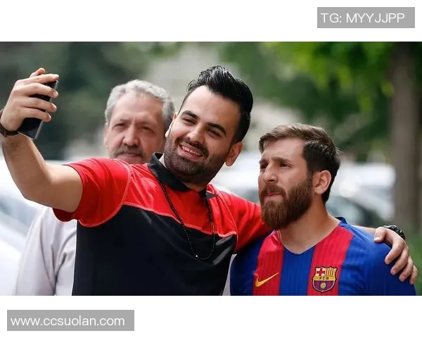 足球巨星街头假扮普通路人引发围观展现真实生活另一面